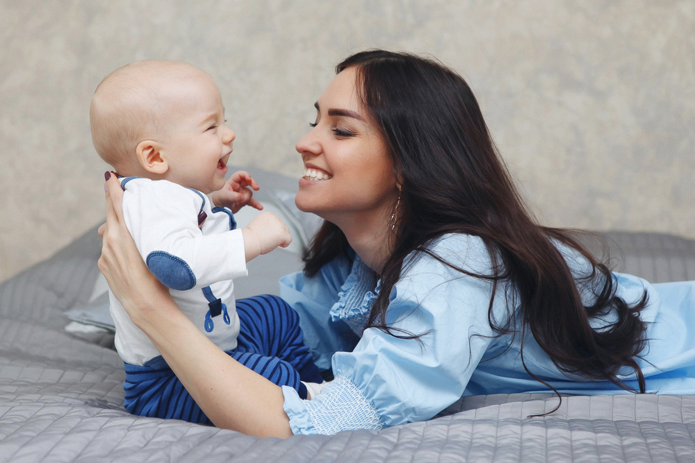Cách nói chuyện với trẻ sơ sinh để con phát triển cảm xúc và trí tuệ